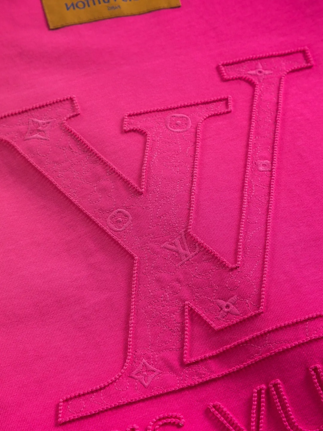 🅿️190 Louis Vuitton 1V slightly wide version S-Xl 25SS LV new product counter catwalk style, three-dimensional plain letter embroidery on the chest🪡logo, large logo embroidery on the back🪡logo short-sleeved T-shirt, same style for men and women! Short-sleeves are not the same as the general public, but must be unique and eye-catching. This LV short-sleeves is all about quality, comfort, consistent style, fashion, including fabrics and cutting techniques, all of which have been made with great effort! 320 grams of washed pure cotton fabric, pure cotton is breathable, very refreshing and comfortable for daily wear. The rib knitting on the neckline is smooth and tight, and the neckline will not be skewed if you toss it at will. The loose version, you will find that it looks really good on the upper body. The overall is minimalist and neat, super versatile for daily use! Pair it casually with a pair of pants for a youthful look. A T-shirt will make your outfit crazy. It is a fashionable item that can never go wrong! Black, white, rose red Size: S-XL Size chart: S: Shoulder width 50 - Bust 54 - Clothing length 70 M: Shoulder width 52 - Bust 56.5 - Clothing length 72 L: Shoulder width 54 - Bust 59 - Clothing length 74 XL: Shoulder width 56 - Bust 61.5 - Clothing length 76